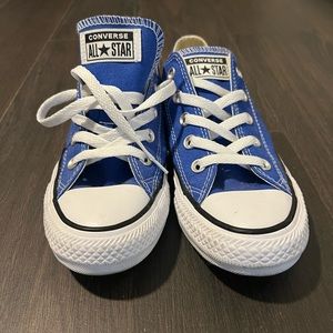 Blue converse in Women 6 and Men’s 4